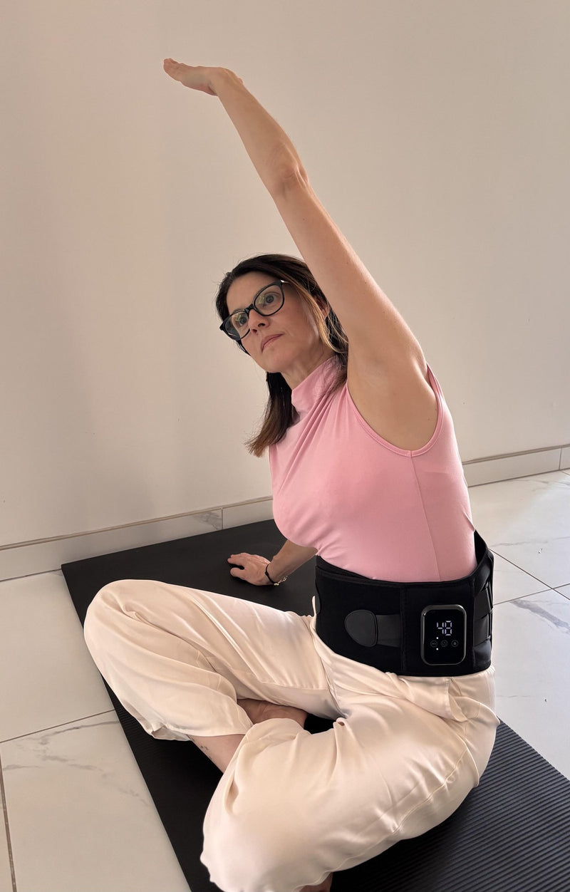Femme faisant des étirements avec la ceinture Vitalion